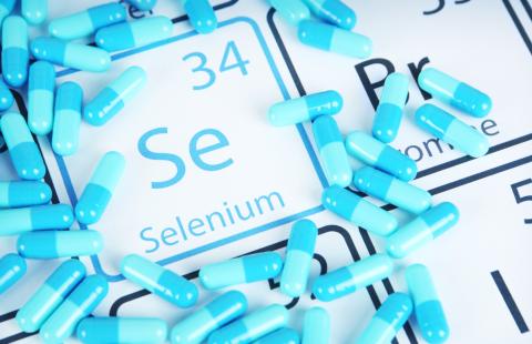 A photo showing Se supplements around an image of Selenium on the periodic table